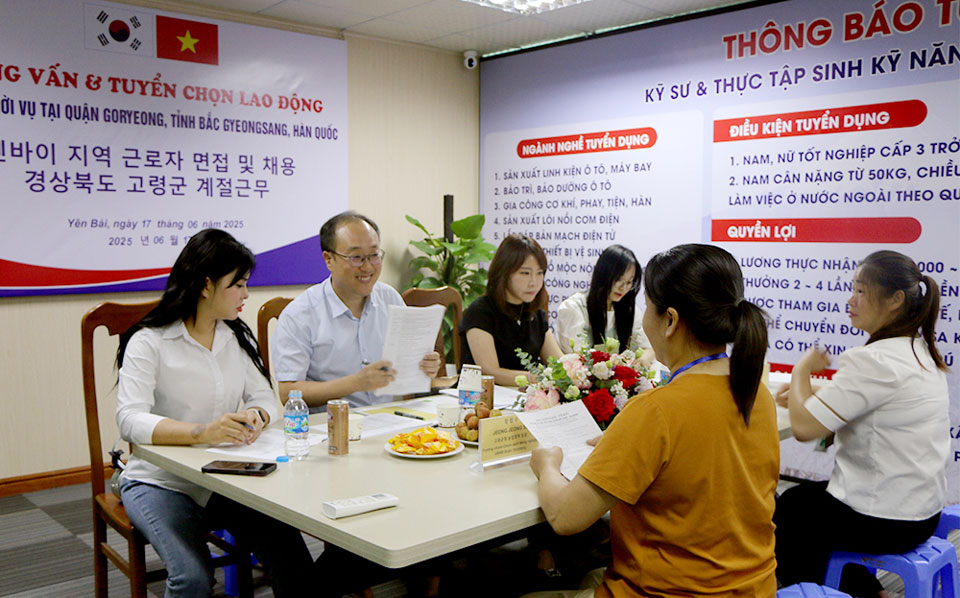 Doi tac nguoi Han Quoc phong van lao dong co nhu cau lam viec thoi vu ngay 17.6. Anh: Thanh Chi