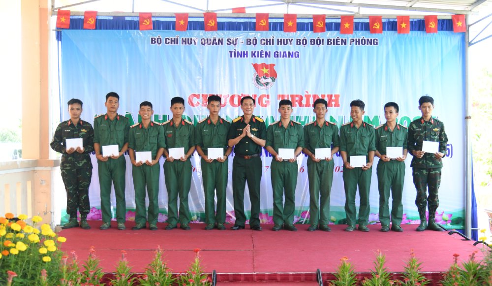 El coronel Cao Minh Tam, comisario politico adjunto de la sede militar provincial presento obsequios a cuadros y soldados en circunstancias dificiles en el programa de operacion verde en el distrito fronterizo de Giang Thanh. Foto: Phuong Vu