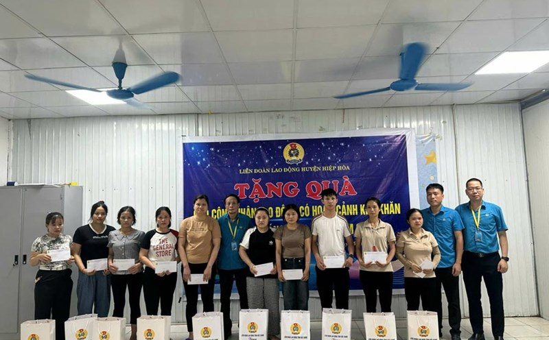 Hiep Hoa District Labor Federation presents gifts to workers in difficult circumstances during Workers' Month 2025. Photo: Bao Han