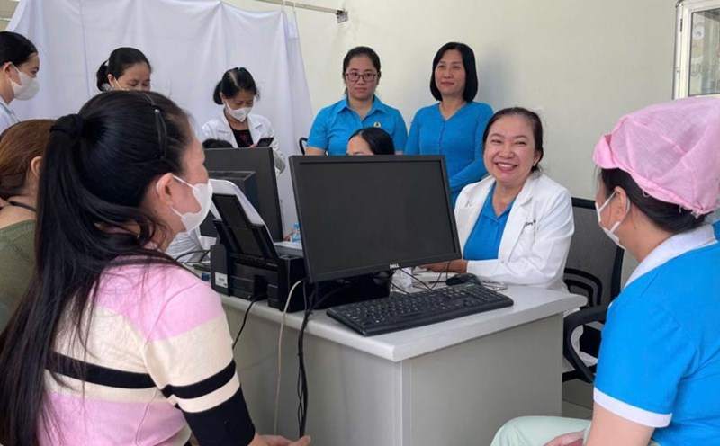 The female workers were consulted by doctors from Soc Trang Obstetrics and Pediatrics Hospital and examined for reproductive health. Photo: Phuong Anh