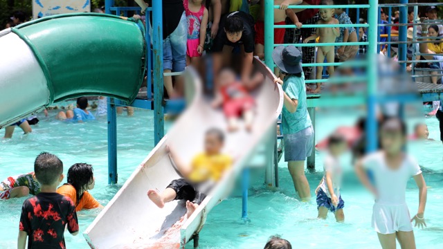 Children playing outdoors when exposed to food need to pay attention because they are susceptible to digestive diseases. Photo: Nguyen Ly