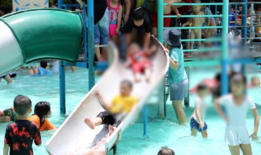 Trẻ em vui chơi ngoài trời tiếp xúc thực phẩm cần chú ý vì rất dễ mắc các bệnh tiêu hóa. Ảnh: Nguyễn Ly