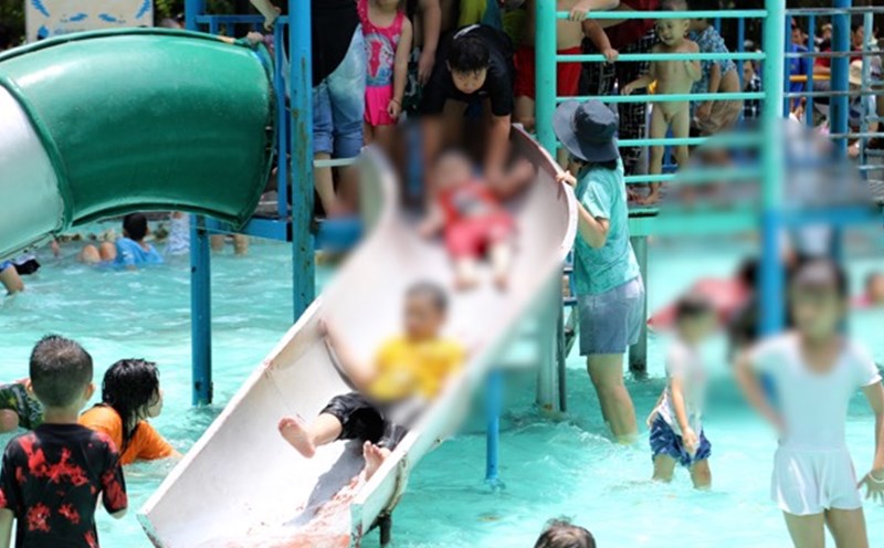 Children playing outdoors when exposed to food need to pay attention because they are susceptible to digestive diseases. Photo: Nguyen Ly