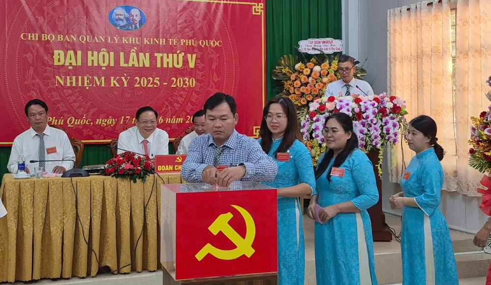 La rama de la Junta de Gestion de la Zona Economica PHU Quoc celebro el 5º Congreso para el termino 2025-2030. Foto: Manh Vinh
