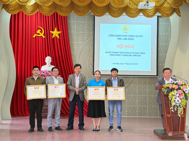 Sr. Hoang Xuan Huong - Secretario Adjunto del Comite Popular del Comite Popular Provincial de Lam Dong otorgo recompensas a los sindicatos de base. Foto: Tuyet Nhung