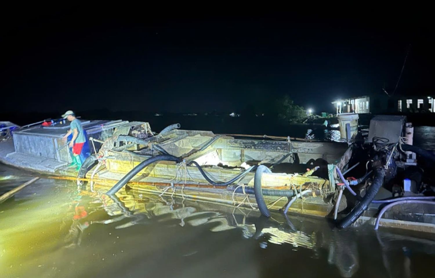 Se detecta el barco que transporta arena de origen desconocido. Foto: Tran Khoi