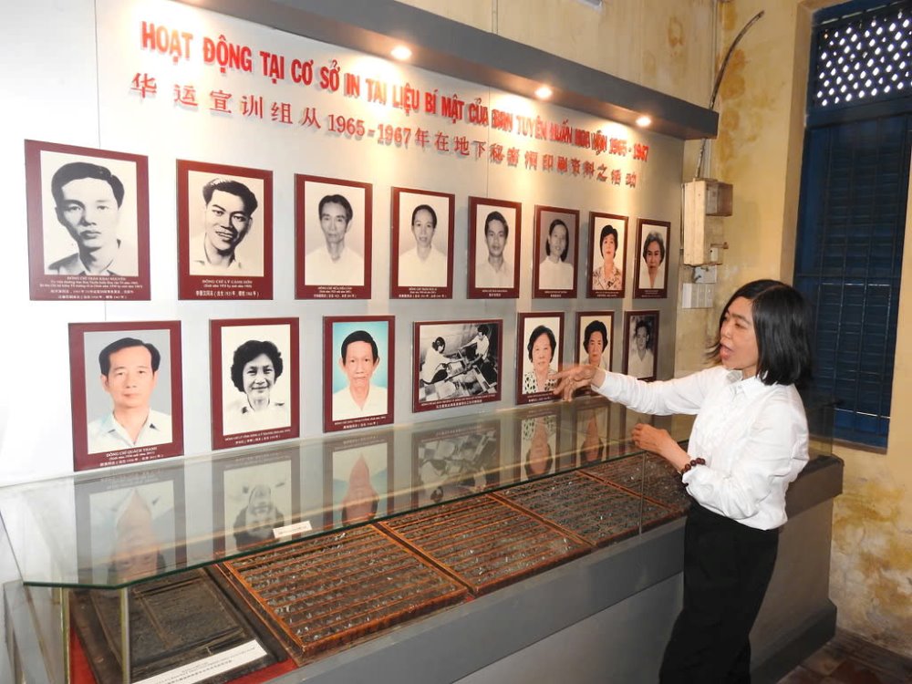 To in Ban Tuyen Huan Hoa Van gom : Tran Khai Nguyen, Ly Canh Hon, Hua Hoa Can, Trinh Hue Ai, Tran Khai Hung, Tran My Huong , Lam Lien Hiep, Luu Kim Hoa, Quach Thanh, Ly Khanh (Ly Vinh Hong), Ha Dai (Han Mai), Chau Thoai Cuong, va Lam Cuc (Bi thu chi bo To in). Anh: Anh Tu
