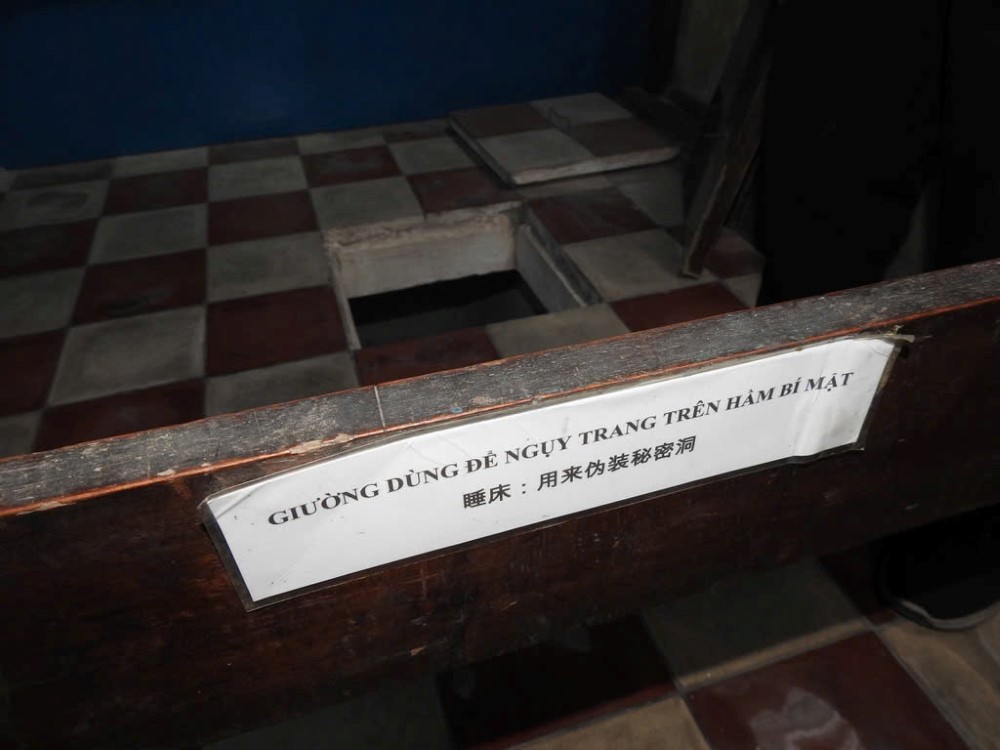 Cac dong chi duoc phan cong in an, sap chu, phat bao duoc bo tri hoat dong trong ham bi mat nam duoi chiec giuong ngu. Ảnh: Anh Tu