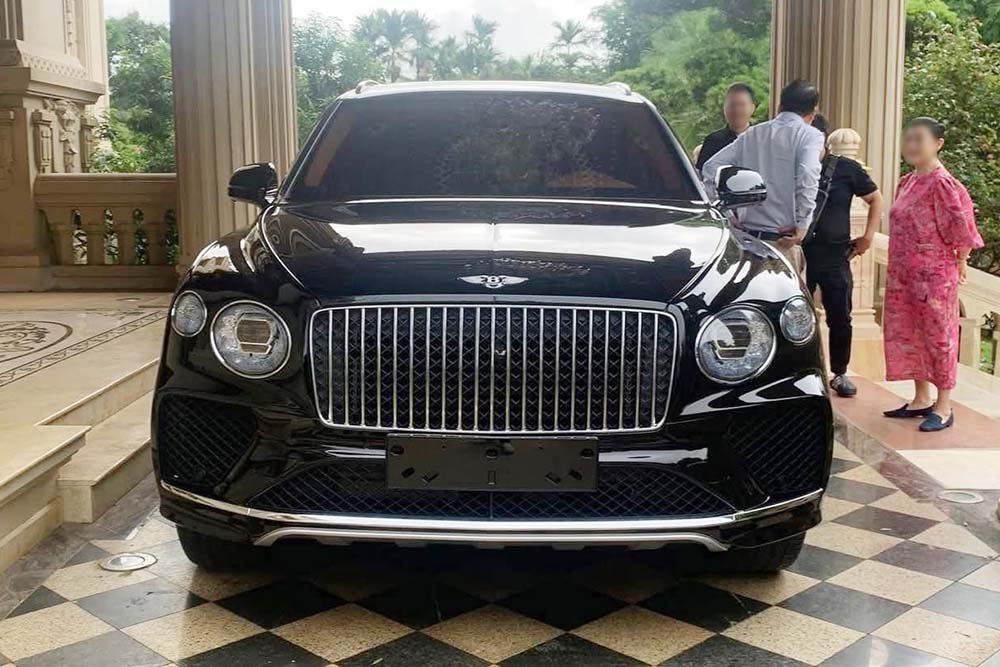 Bentley Bentayga EWB Azure 2024 esta por mas de 24 mil millones de empresarios de Gia Lai. Foto: Supercar en Vietnam