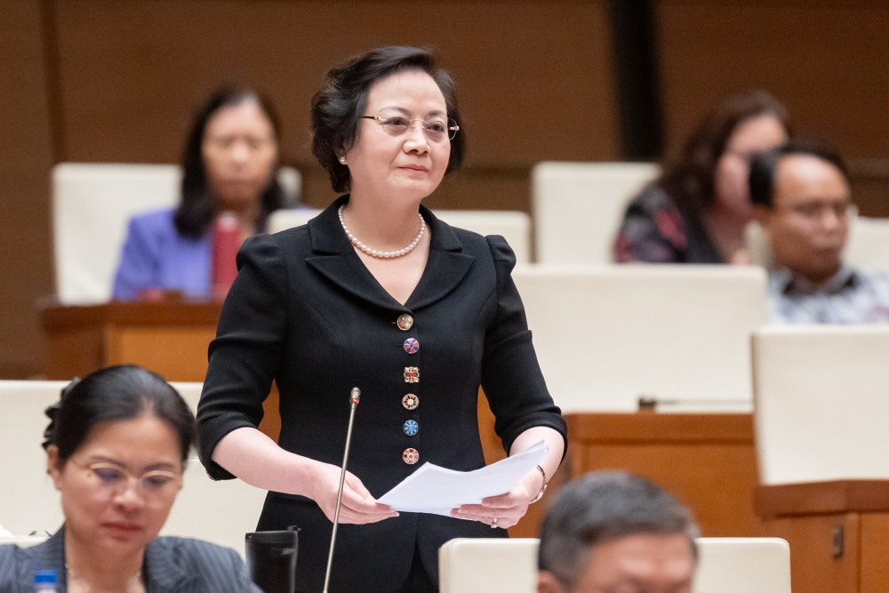 El Ministro de Asuntos del Interior, Pham Thi Thanh Tra, explico y aclaro algunos asuntos de los diputados de la Asamblea Nacional. Foto: Pham Dong