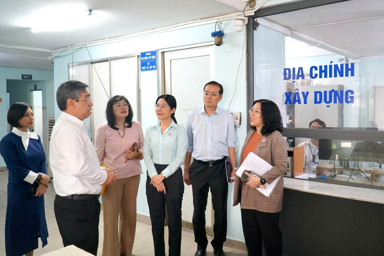 Ong Nguyen Phuoc Loc, Pho Bi thu Thanh uy, Chu tich Uy ban MTTQ Viet Nam TPHCM cung to cong tac trao doi voi lanh dao UBND phuong Hoa Hung. Anh: Minh Tam.