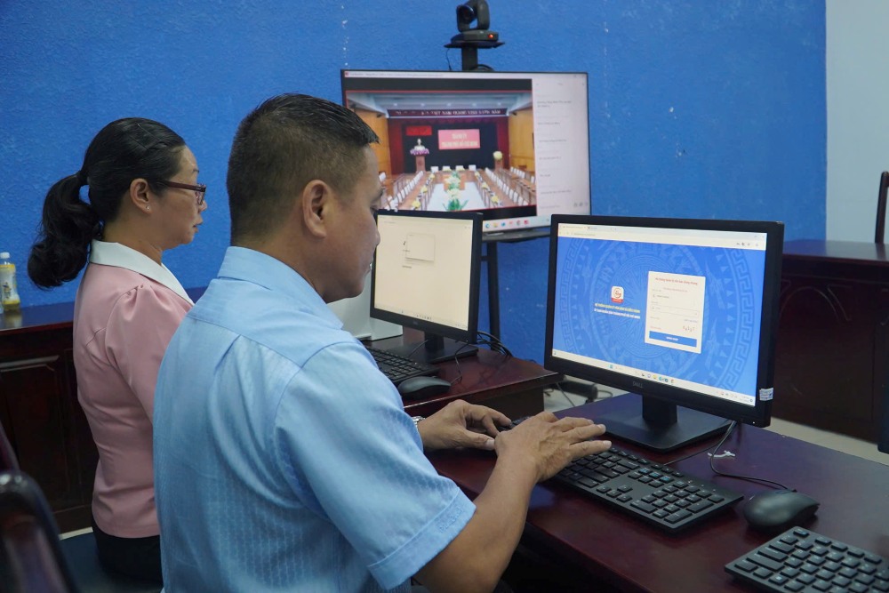 Can bo, cong chuc tham gia van hanh thu nghiem mo hinh chinh quyen dia phuong 2 cap tai Trung tam Hanh chinh cong phuong Tan Son Nhat. Anh: Anh Tu