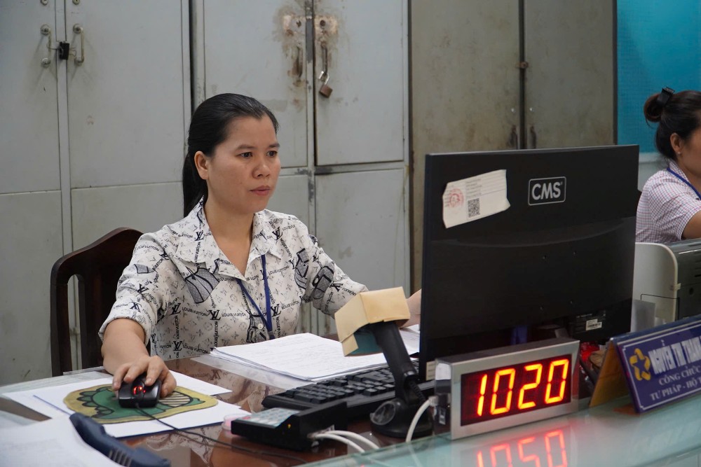 Trong qua trinh van hanh thu nghiem, viec giai quyet cac thu tuc hanh chinh hien tai cho nguoi dan van dien ra song song. Anh: Anh Tu