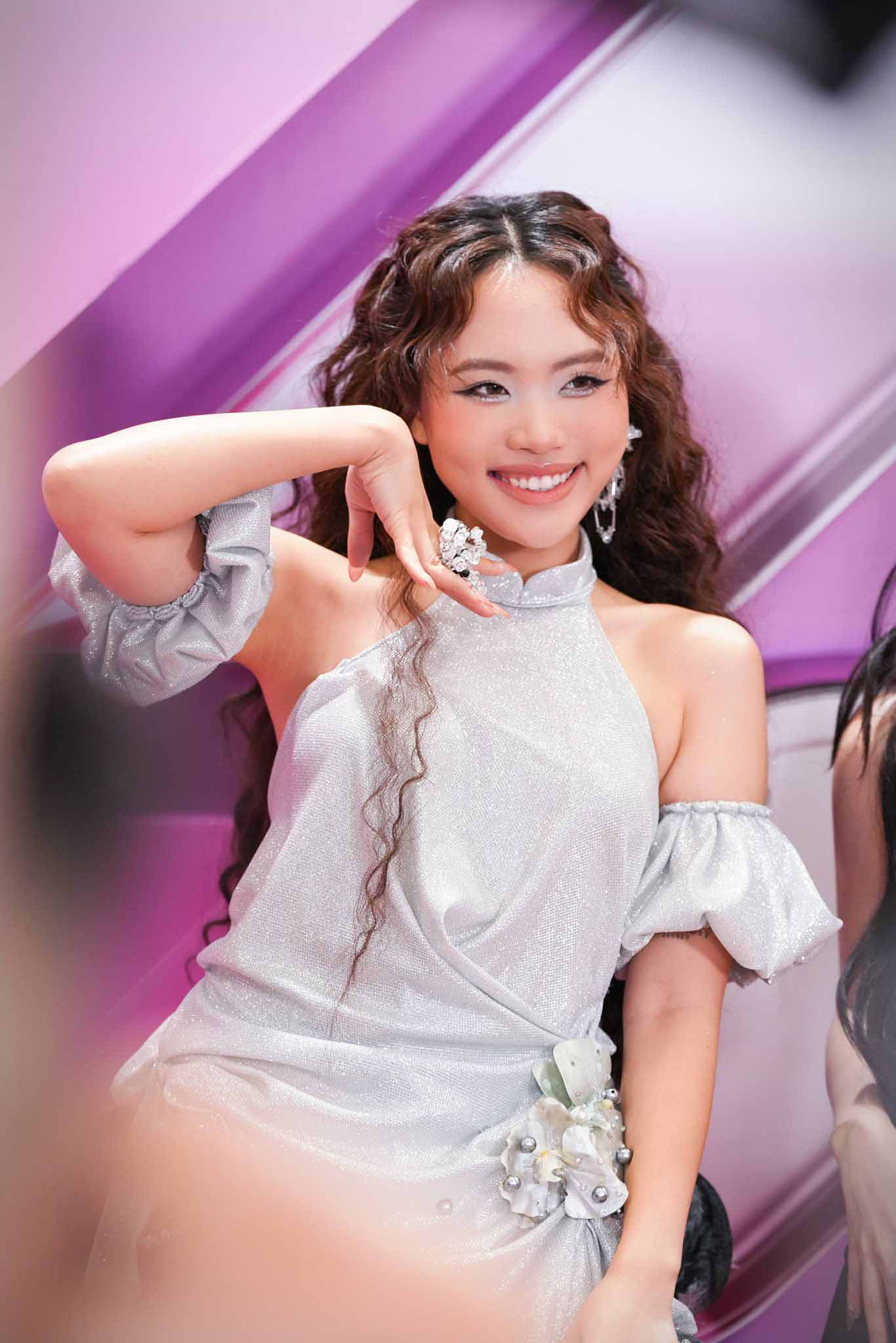 Phuong My Chi tiep tuc khang dinh tai nang trong “Em xinh say hi“. Anh: VieOn.