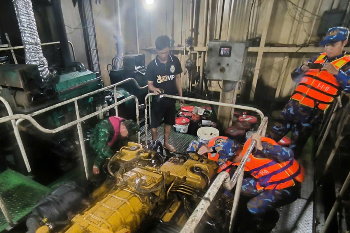 The officers and soldiers temporarily repaired the fishing boat in distress to bring it safely to shore. Photo: Quang Ninh Media Center