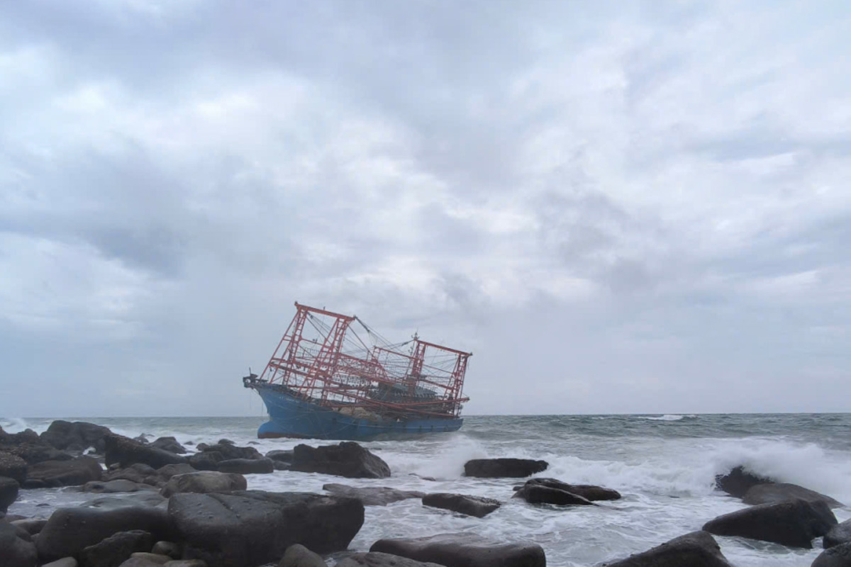 Tau ca ngu dan bi troi dat roi mac can tai khu vuc Tay Nam dao Ha Mai, huyen Van Don, Quang Ninh. Anh: Trung tam Truyen thong Quang Ninh