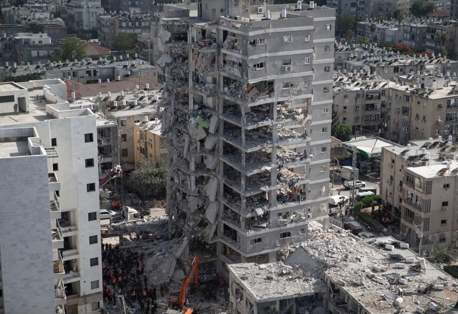 Los edificios fueron dañados por misiles disparados desde Iran a Bat Yam, Central Israel, 15 de junio de 2025. Foto: Xinhua