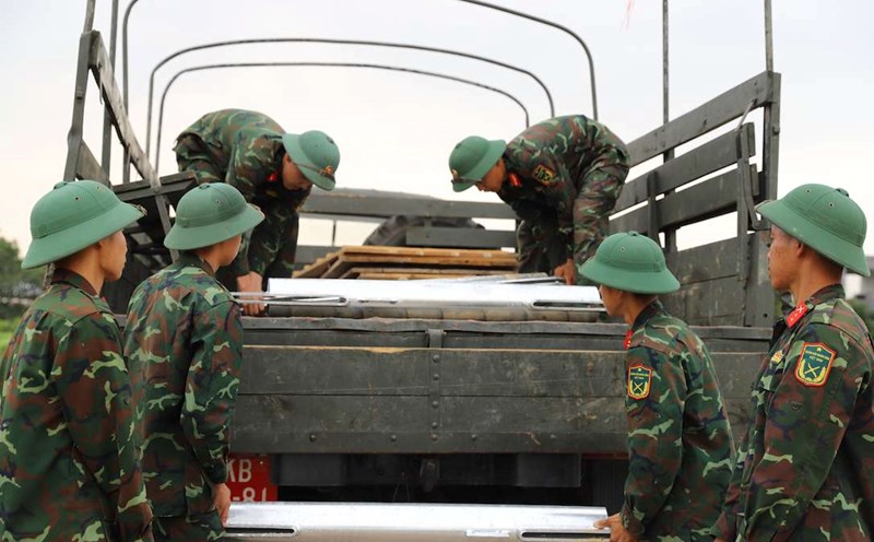 Military Region 2 "shares the fire" on the most difficult construction route of the 500kV Lao Cai - Vinh Yen transmission line project. Photo: Tuyet Lan