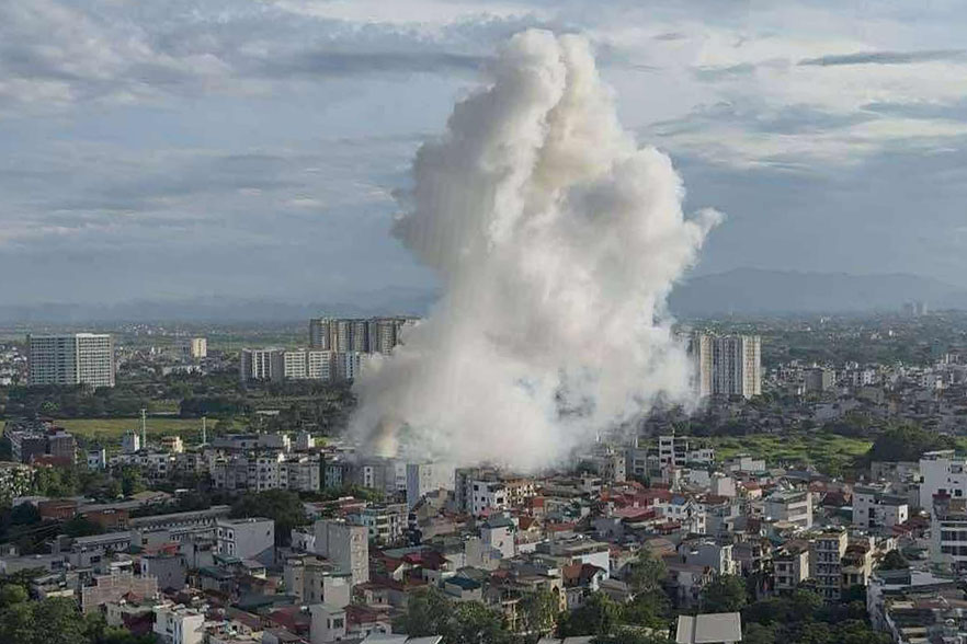 Smoke and fire broke out at a house in Van Phu Urban Area (Ha Dong, Hanoi). Photo: T.Hoang