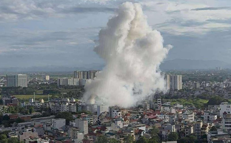 Smoke and fire broke out at a house in Van Phu Urban Area (Ha Dong, Hanoi). Photo: T.Hoang