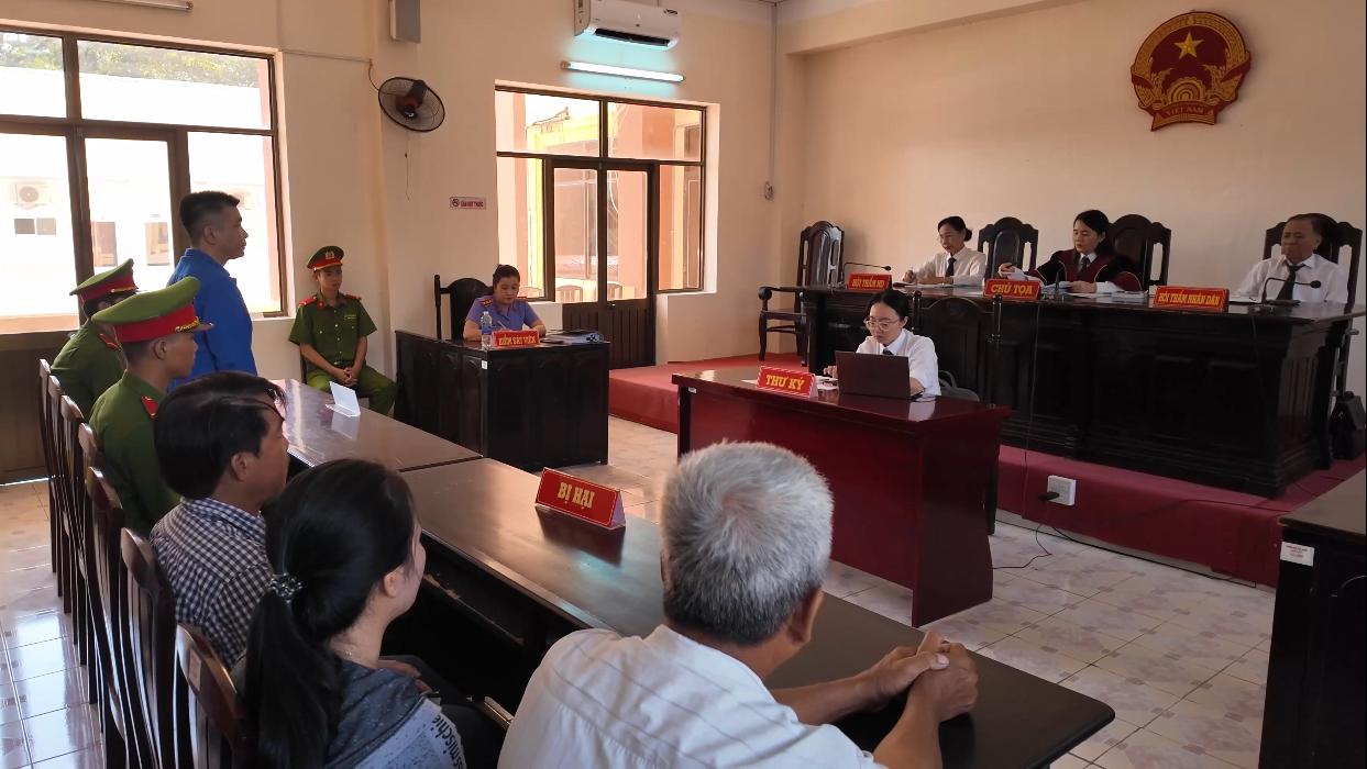 Nhan appropriated the rice deposit and fled.