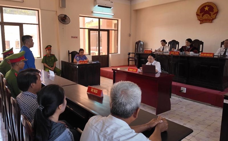 Nhan appropriated the rice deposit and fled.