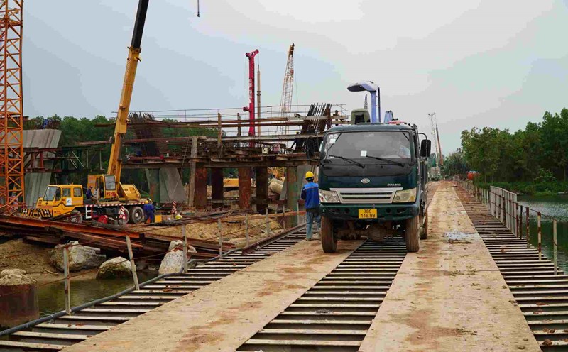 The sand mine licensing procedures have lasted for more than 18 months, causing the source of sand materials for the Hoang Sa - Doc Soi road project to not be guaranteed. Photo: Vien Nguyen