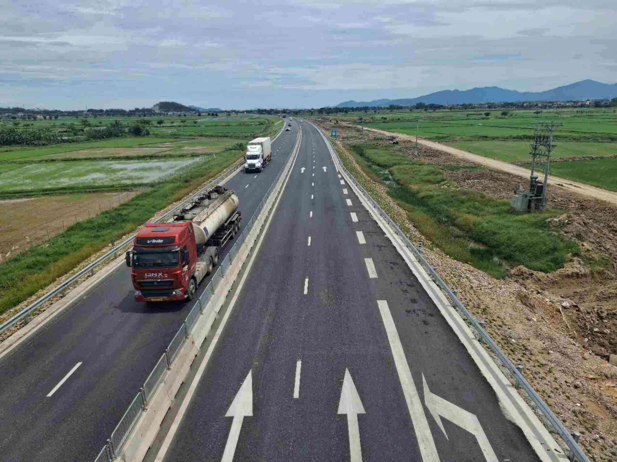 The North - South Expressway section Bai Vot - Vung Ang in Ha Tinh has been open to traffic for nearly 2 months now. Photo: Tran Tuan