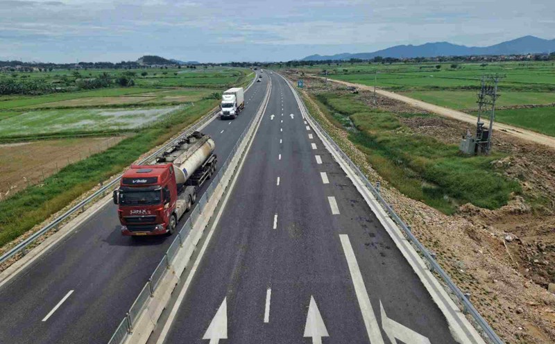 The North - South Expressway section Bai Vot - Vung Ang in Ha Tinh has been open to traffic for nearly 2 months now. Photo: Tran Tuan
