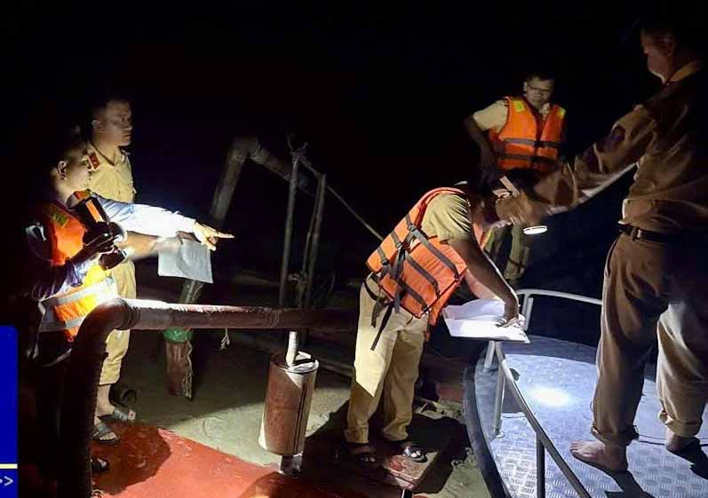 Cảnh sát đường thủy Hà Tĩnh bắt tàu khai thác cát trái phép trên sông Lam. Ảnh: Công an Hà Tĩnh.