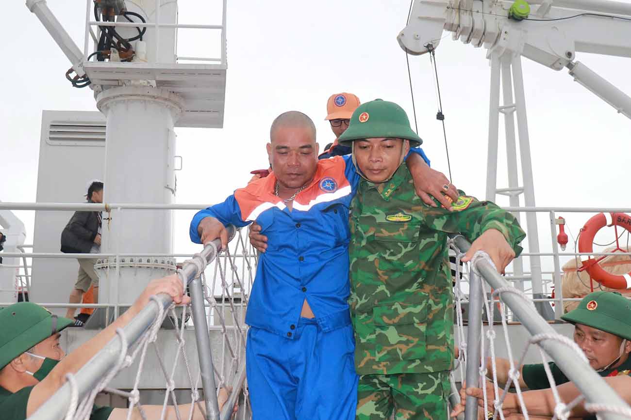 After the rescue, the crew of the Cong Thanh 07 cargo ship that sank in Ha Tinh sea area were brought safely to shore, 1 collective, 1 individual was rewarded. Photo: Tran Tuan