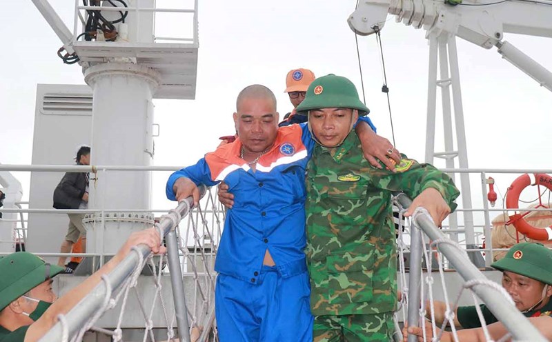 After the rescue, the crew of the Cong Thanh 07 cargo ship that sank in Ha Tinh sea area were brought safely to shore, 1 collective, 1 individual was rewarded. Photo: Tran Tuan