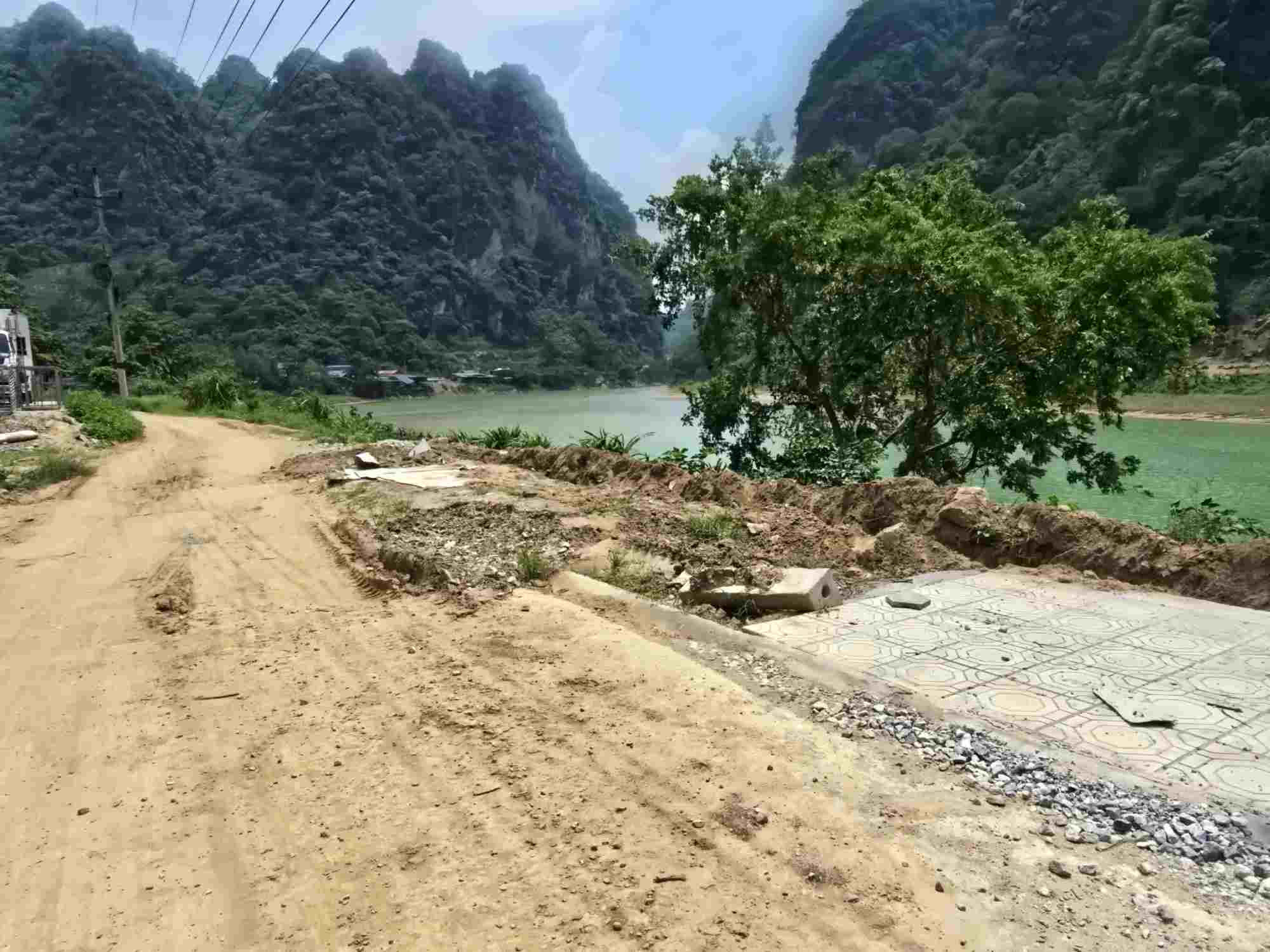 El proyecto es de casi 1 km de carretera inacabada para trabajar durante mas de 2 años en la ciudad de Pac Mi Xau (distrito de Bao Lam, provincia de Bang Bang). Foto: Tan Van