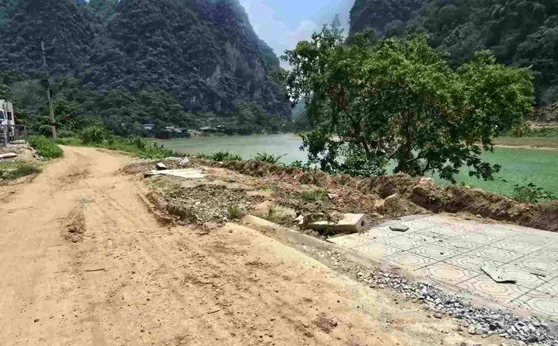 The project of nearly 1km of unfinished road has not been completed for more than 2 years in Pac Mieu town (Bao Lam district, Cao Bang province). Photo: Tan Van