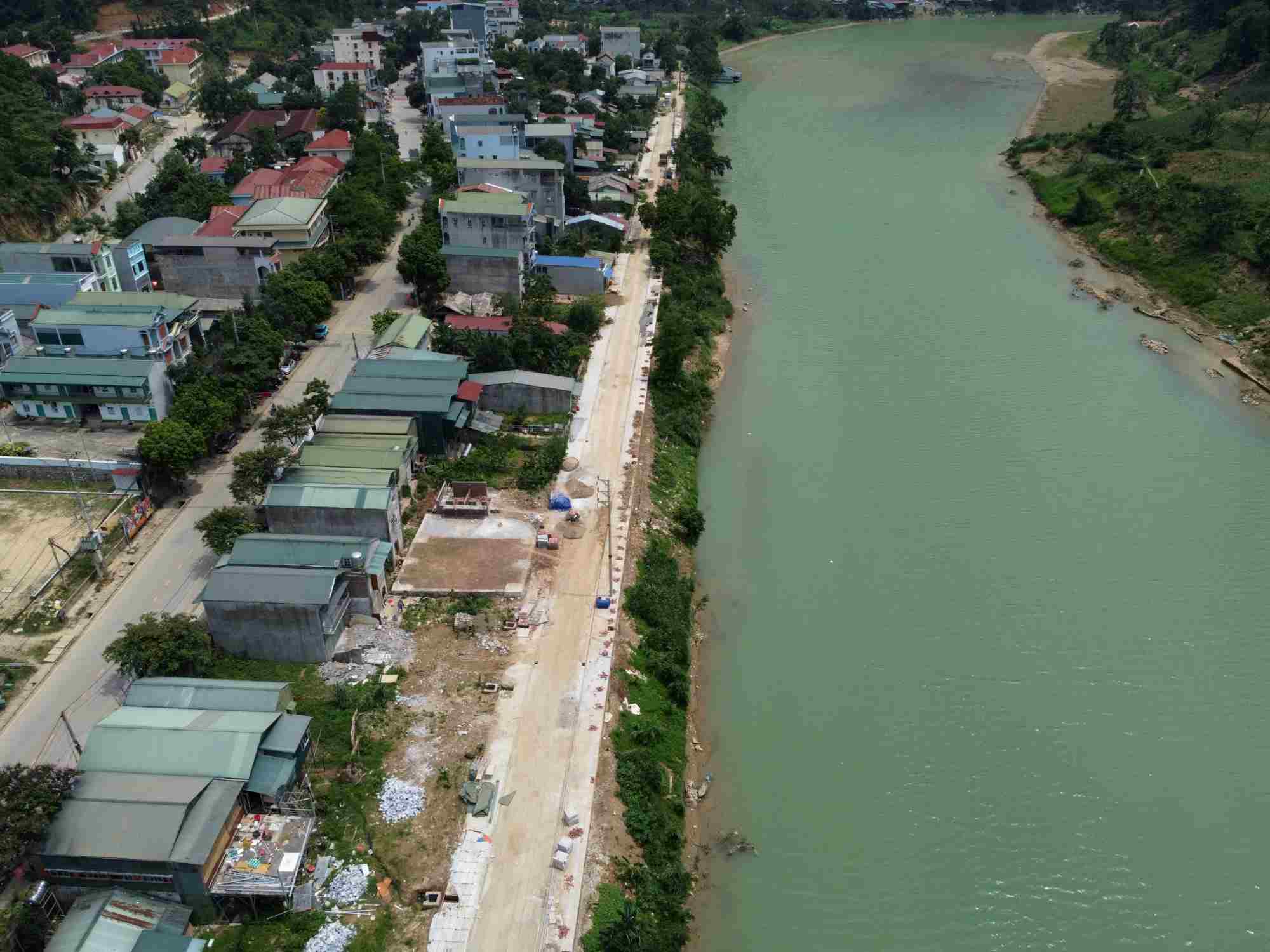 Toan canh du an gan 1km duong dang do lam hon 2 nam chua xong o thi tran Pac Miau (Bao Lam, Cao Bang). Anh: Tan Van