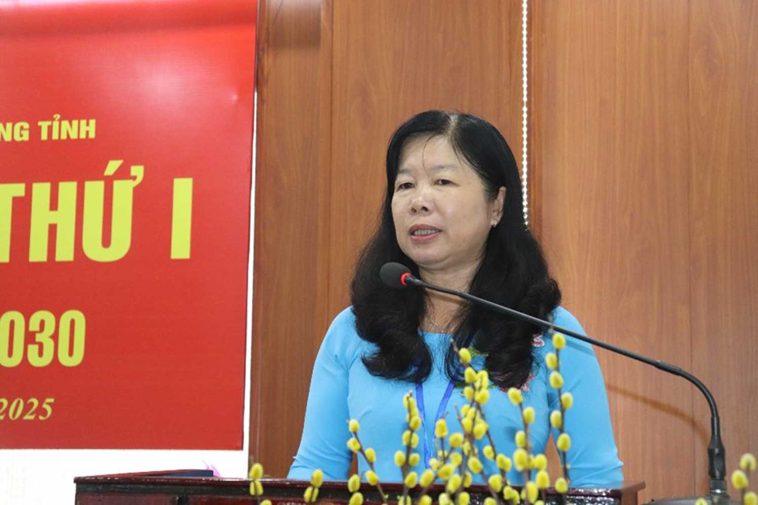 Bà Huỳnh Thị Tuyết Vui - Bí thư Đảng ủy cơ sở, Chủ tịch LĐLĐ tỉnh Đồng Tháp - phát biểu. Ảnh: Lưu Hùng
