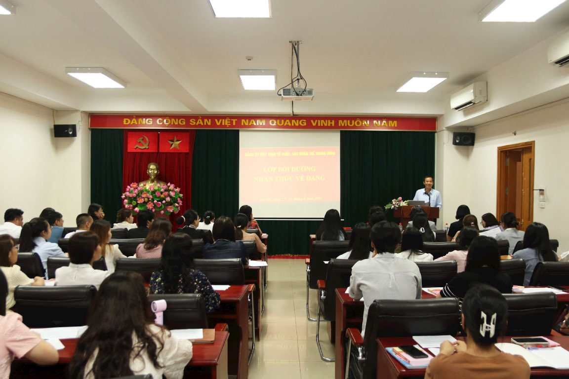La clase de entrenamiento es consciente del partido para las masas de elite. Foto: Tien Dat