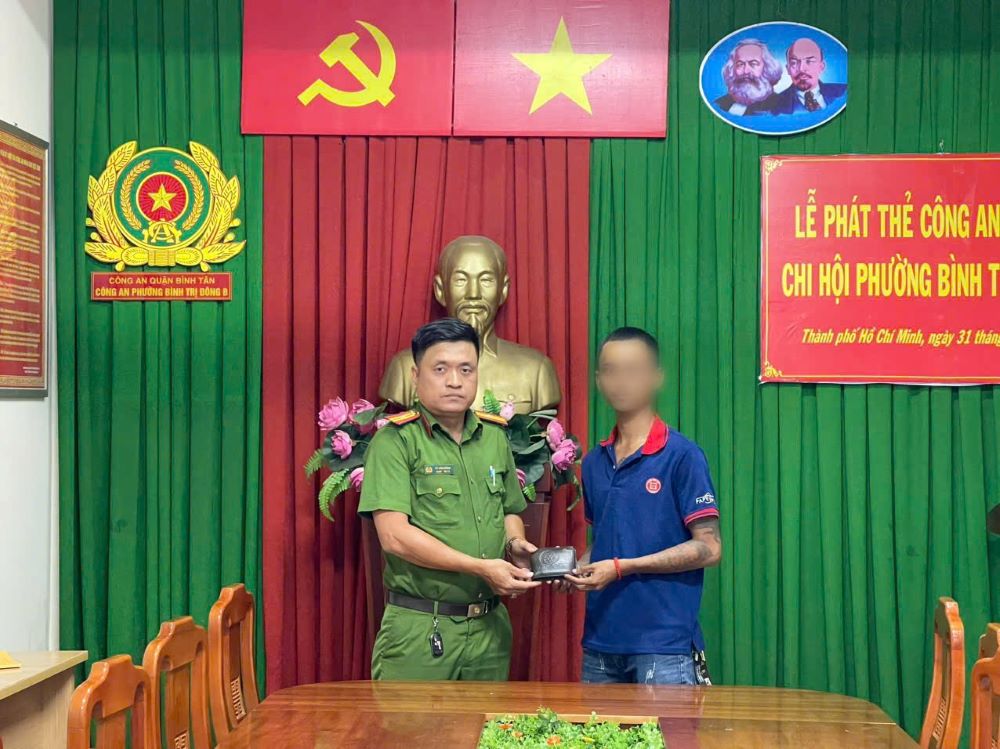 La policia de la sala devolvio la billetera que contenia oro y efectivo a la gente. Foto: Policia