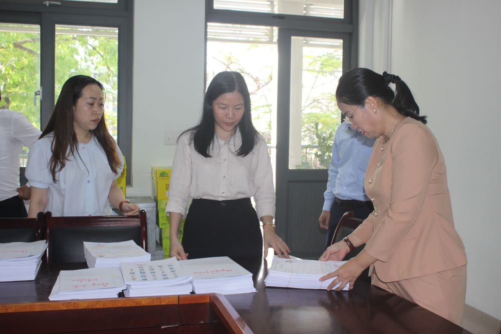 El vicepresidente del Comite Popular de Da Nang, Nguyen Thi Anh, probo el examen real para prepararse para el examen en algunos examenes de graduacion de la escuela secundaria en la ciudad. Foto: Tran Thi