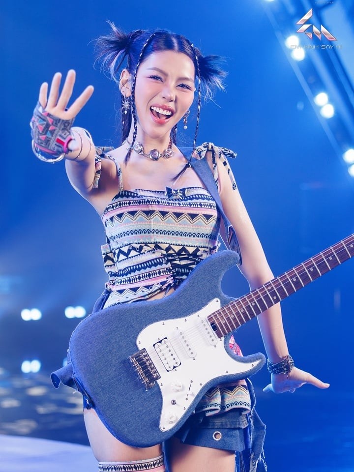 Ca si Muoi. Anh: Nha san xuat Em xinh say hi