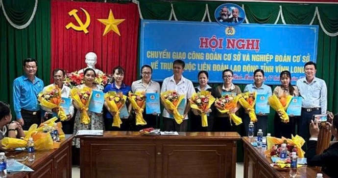 Chuyển giao 19 công đoàn, nghiệp đoàn cơ sở về LĐLĐ tỉnh Vĩnh Long