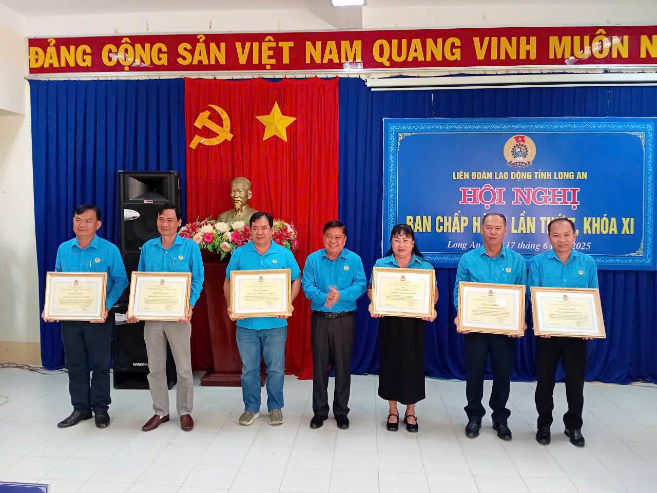 Chairman of the Long An Provincial Federation of Labor Nguyen Van Qui presented awards at the conference. Photo: Ky Quan