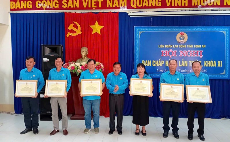 Chairman of the Long An Provincial Federation of Labor Nguyen Van Qui presented awards at the conference. Photo: Ky Quan
