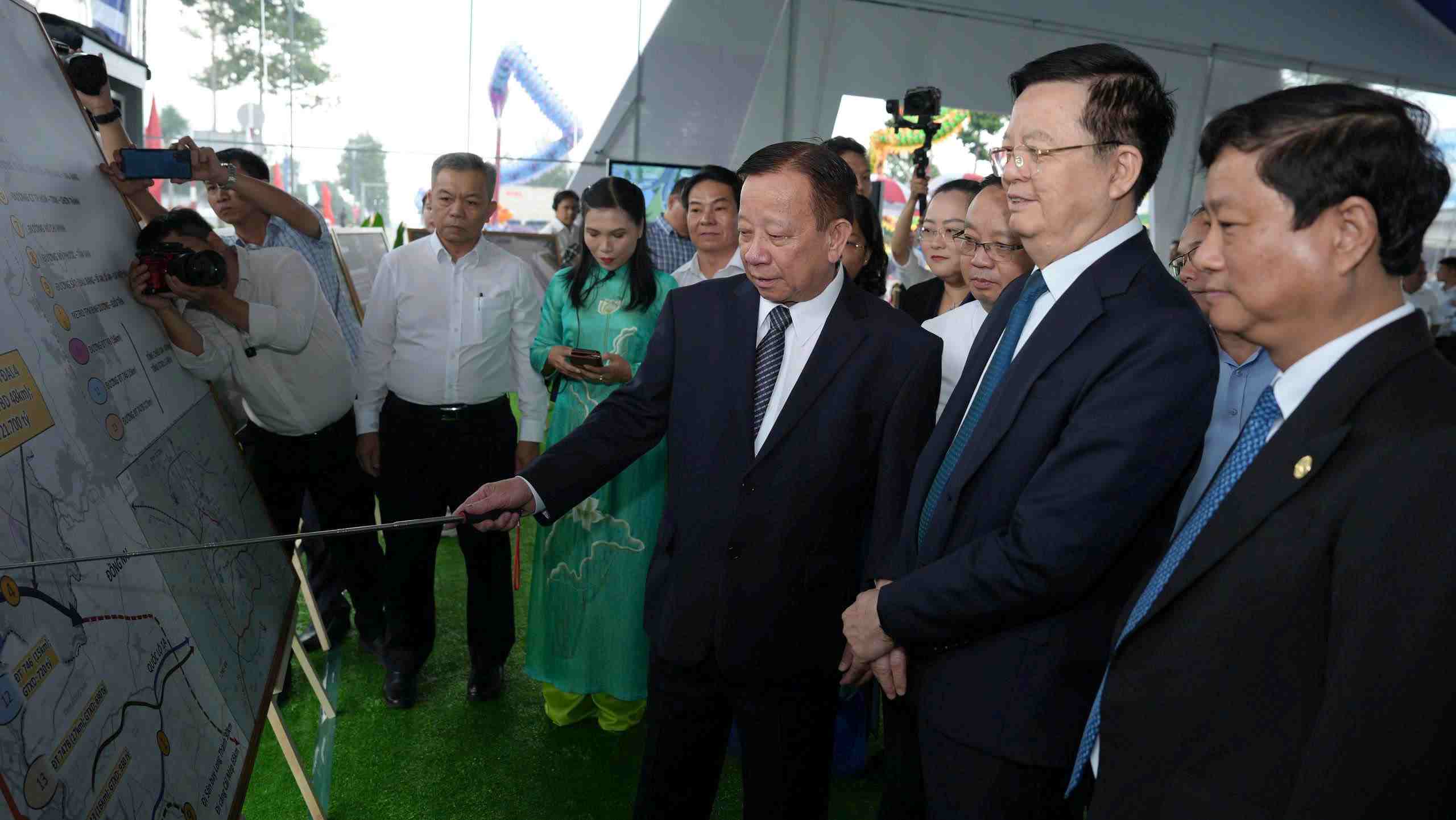 Deputy Prime Minister Mai Van Chinh attended the groundbreaking ceremony of the Ho Chi Minh City Ring Road 4 project in Binh Duong. Photo: Dinh Trong