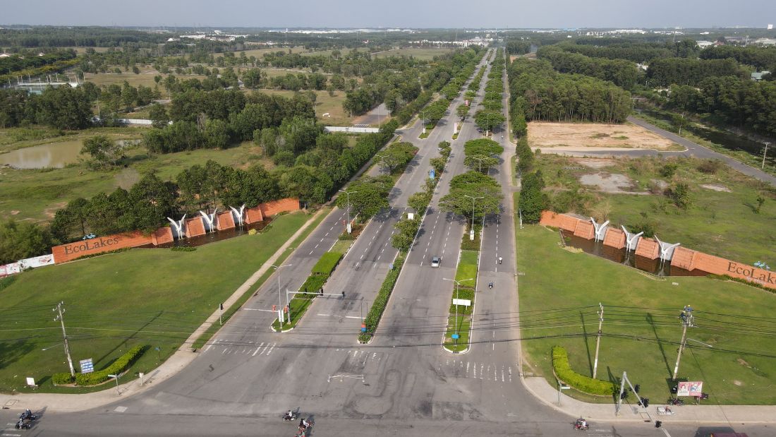 Doan duong dai khoang 8 km da duoc dau tu trung voi duong Vanh dai 4 TPHCM. Anh: Dinh Trong