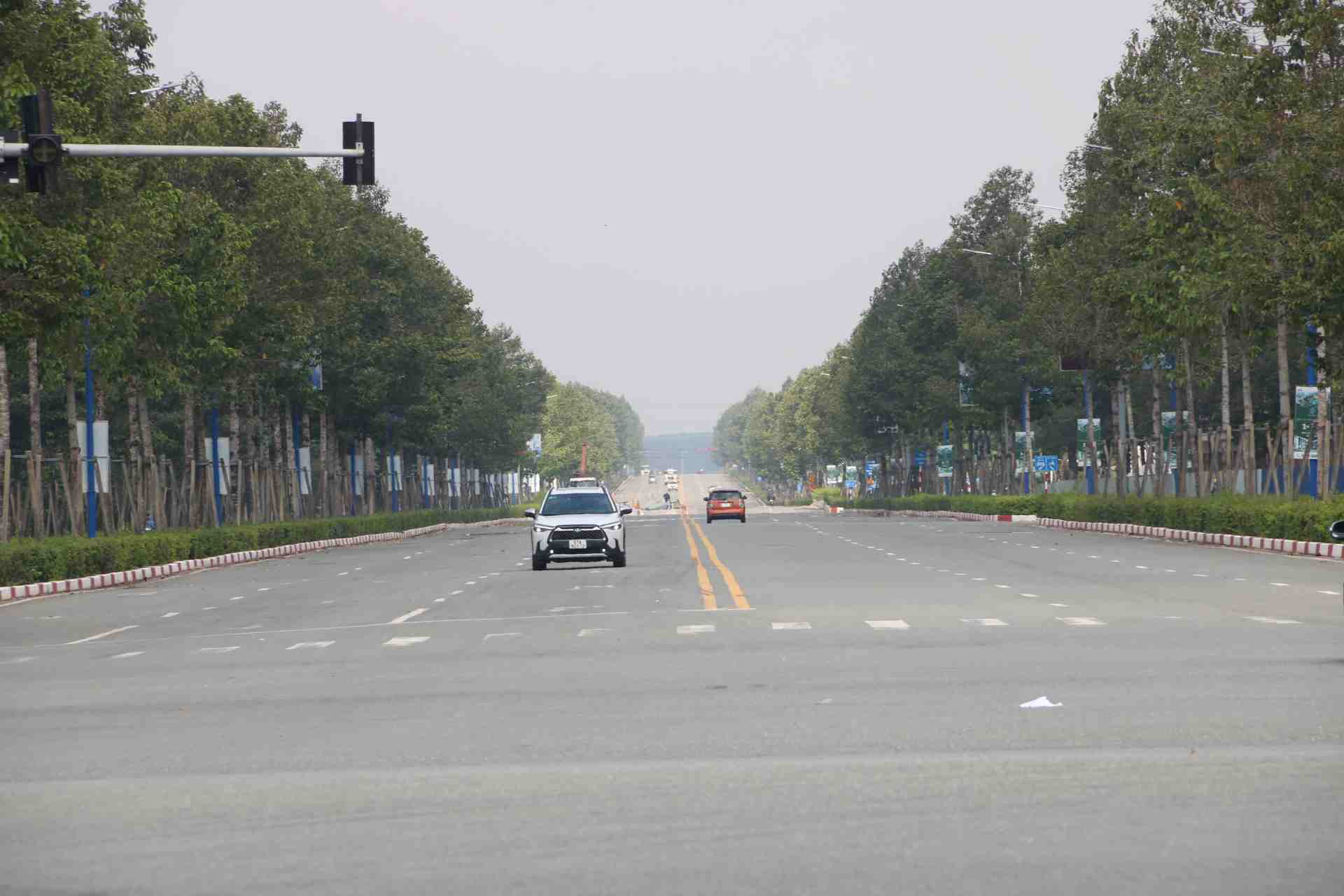 Doan duong dai khoang 8 km da duoc dau tu trung voi duong Vanh dai 4 TPHCM. Anh: Dinh Trong