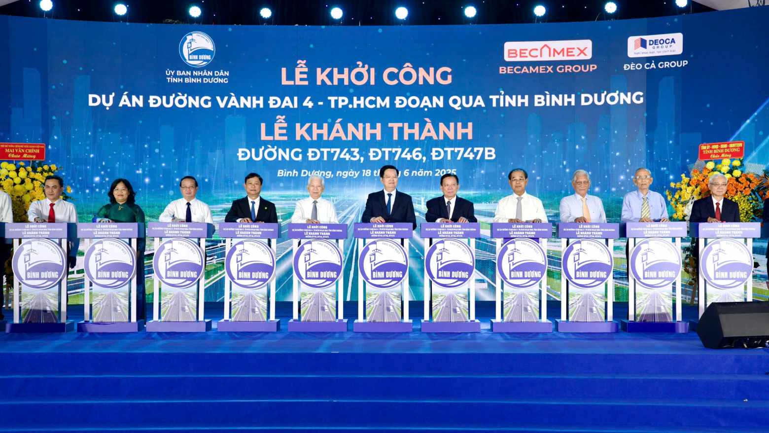 Dai bieu thuc hien nghi thuc khoi cong du an. Anh: Dinh Trong