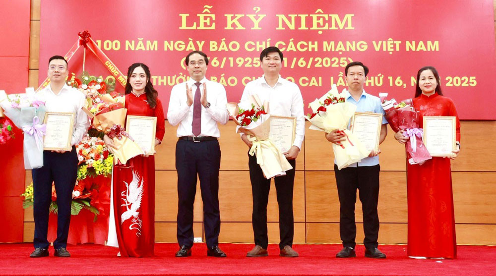 Trao giai A cho cac tac gia, nhom tac gia co tac pham xuat sac.