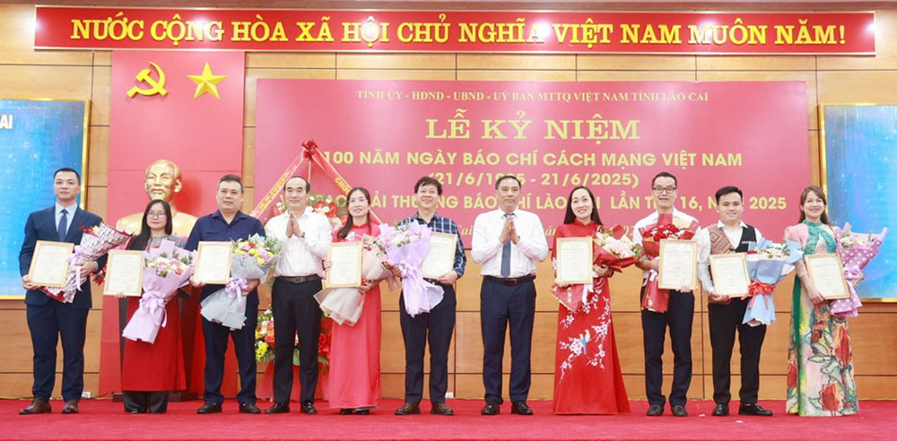 Trao giai B cho cac tac gia, nhom tac gia.