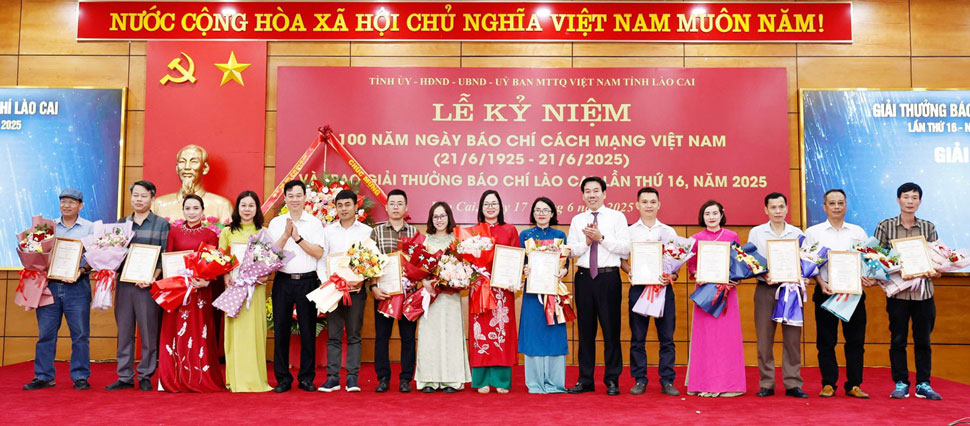 Trao giai C cho cac tac gia, nhom tac gia.